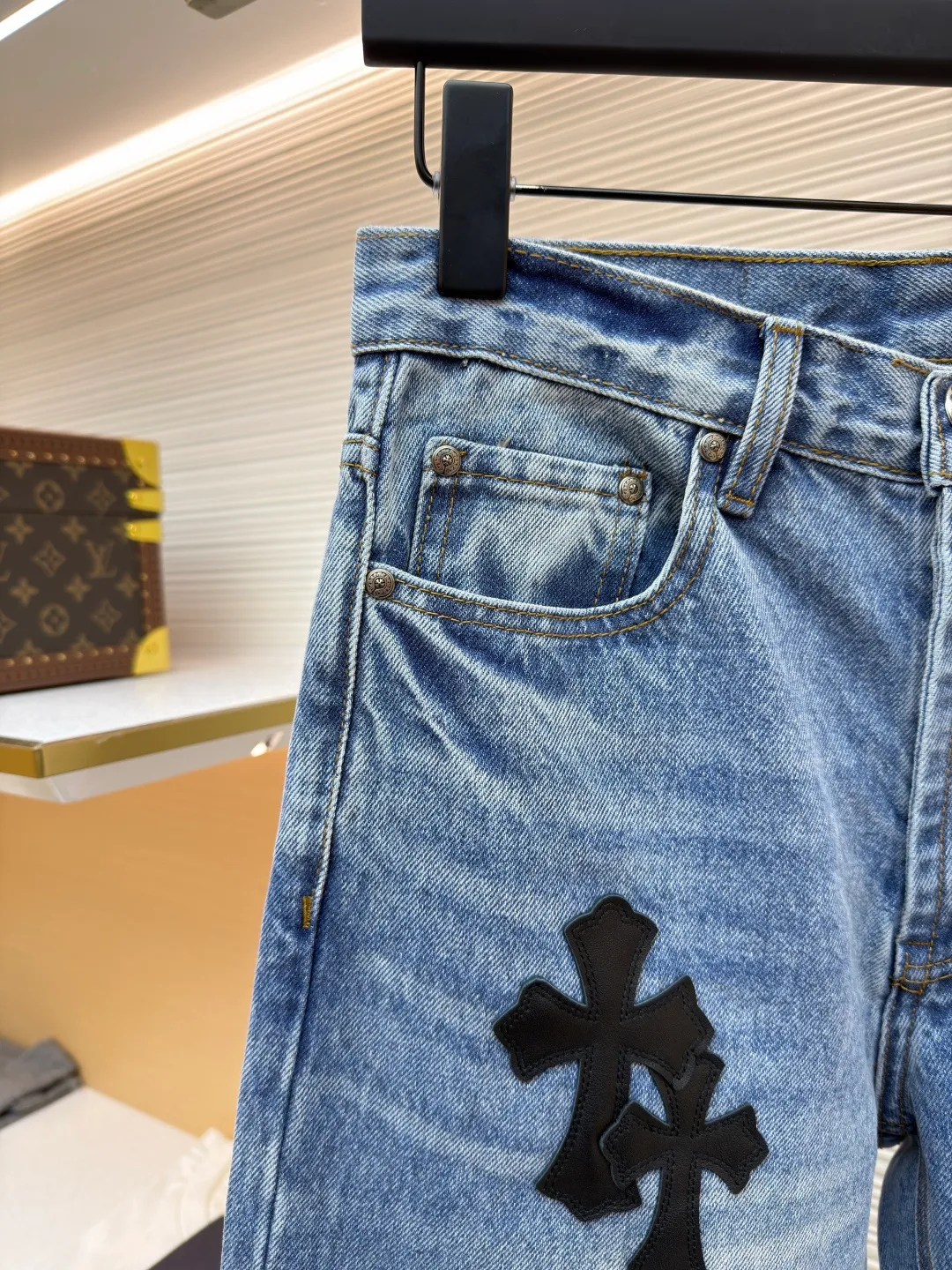 Chrome Hearts Cross Logo Jeans ●Item No.: 1682328-C10 ●Material: denim fabric ●Technology: Made with crinkled whiskering technology ●Color: blue ●Type: Fitted version ●Weight: about 775 grams ●Size: 28-30-32-34 ●Description: Customized textured dark bamboo rhyme cotton denim, fine texture, comfortable and close to the skin, matte indigo, a denim poem dyed with time The black cowhide cross patch is used as the anchor point. Every inch of touch hides untamed wildness. The right-angled outline of the cross expresses rebellion, forming a chaotic scene. The kraft paper and pocket logo iron plate on the rear waistband sway slightly with the swing of the body, adding a sense of movement and vitality. It interprets the perfect blend of retro and luxury. To make the pants an attitude statement when worn on the body, first customize 1:1 original denim material to stir-fry snowballs and stir-fry salt with a special corresponding solution. Add a certain amount of dye, soak the denim material in it to absorb the solvent, then scrub it and dry it to further fade and oxygenate. Use fried sand hand-rubbing technology to cause natural fading and wear on the surface of the denim material by processing it on a sand frying machine. Then, use special tools to physically damage the surface of the jeans by hand, maintaining the original texture and details while increasing its uniqueness. The rubbing and wrinkling whisker technology is combined with the gun-painted whisker technique. Manual rubbing is given first in specific areas to achieve a natural wrinkle effect. Then specific tools are used to draw the texture of the whisker shape. The visual effect is full, and the hole is made using the rotten edge hanging technology. The natural rotten edge effect is achieved by physical abrasion on the edge. Through the combination of high-temperature steam and sandpaper, the fiber hairiness and color difference are removed, giving the jeans a unique hole and wear effect. The overall wiring is straight and delicate, the fabric is comfortable and soft, and the color is consistent without color difference. It can be matched with the same style to create a fashionable look and control various occasions. Customized accessories, complete with three standards, same style for men and women!